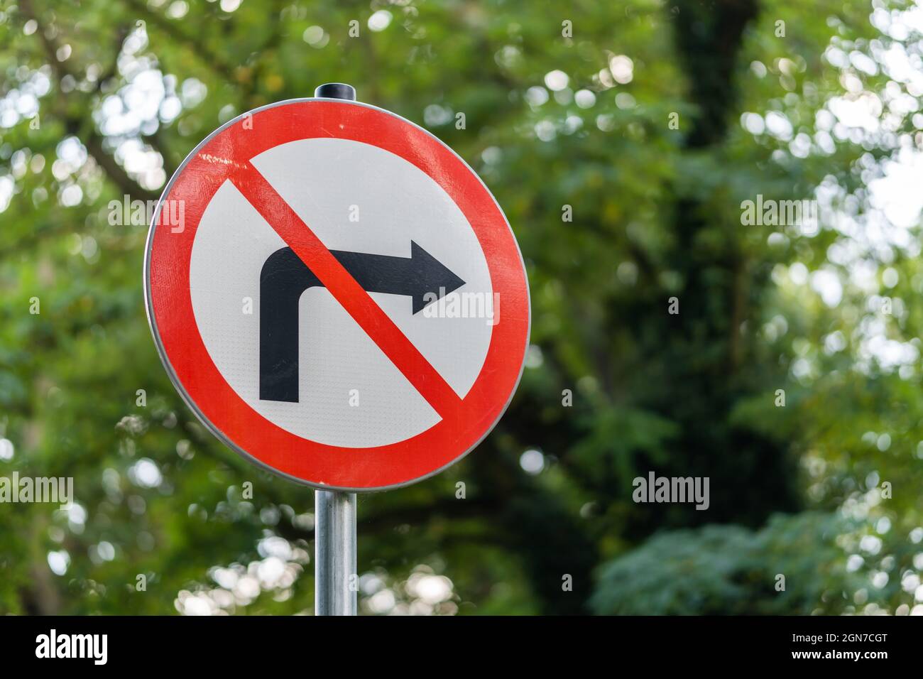 Schild, das die Richtung auf der Straße zeigt Stockfoto