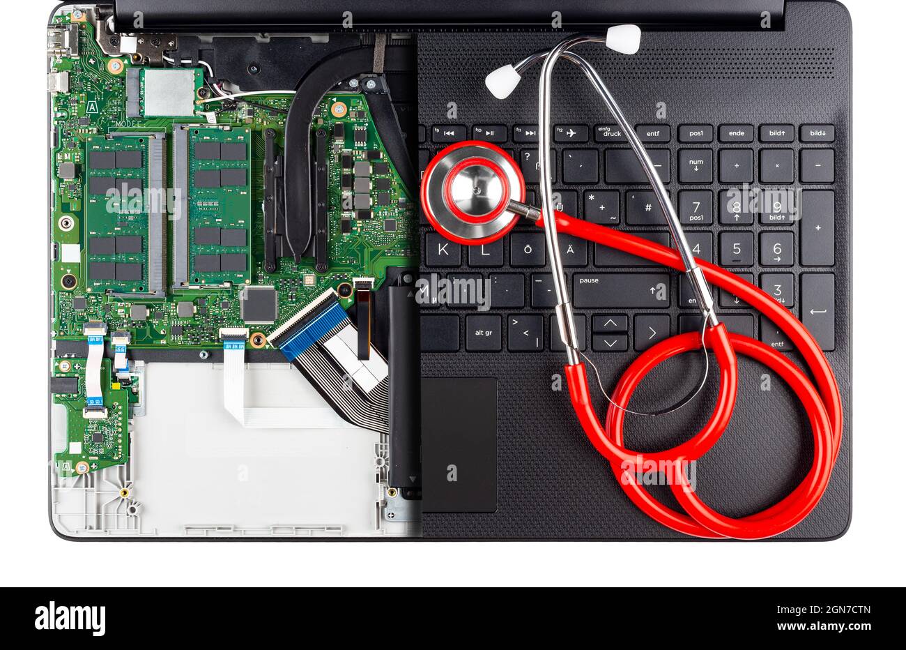 Schnitt Draufsicht auf schwarzen modernen Laptop-Notebook-Computer mit rotem Arzt Stethoskop isoliert auf weißem Hintergrund. PC-Reparatur helfen upgrape Konzept. Stockfoto