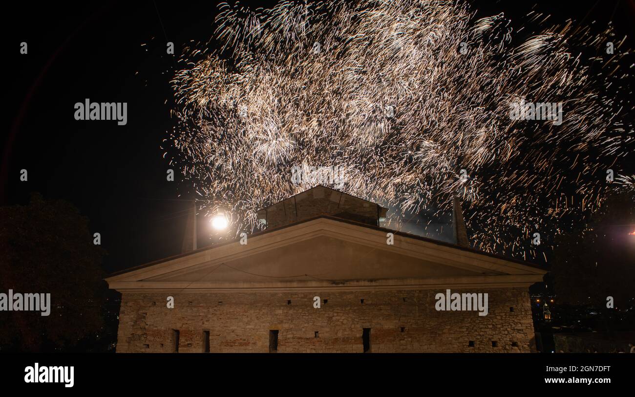 Feuerwerk zum Fest des schutzheiligen von Bergamo Stockfoto