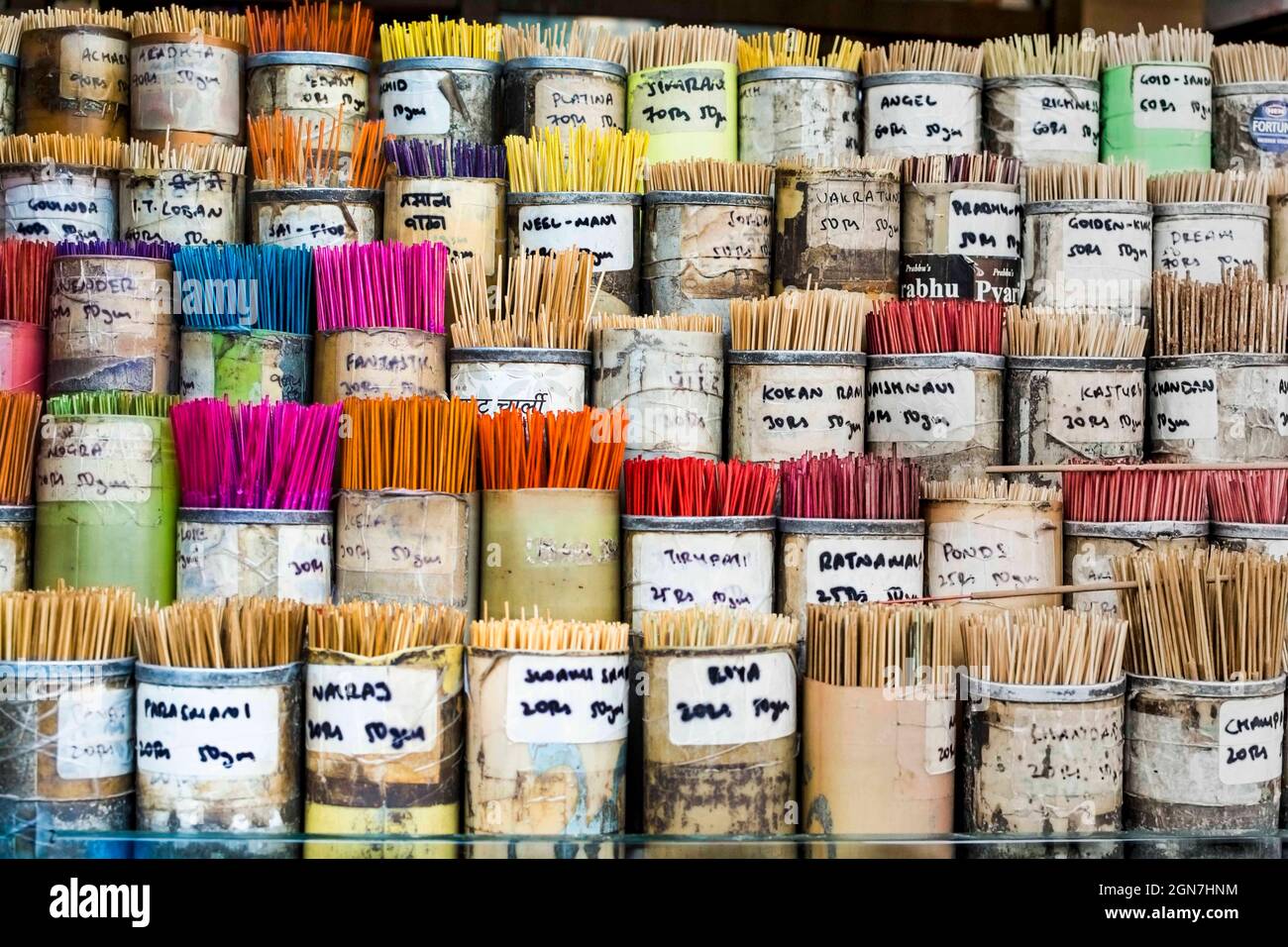 Räucherstäbchen oder Dhoop-Sticks zum Verkauf an einem Ladentisch in einem Markt in Mumbai. Indien Stockfoto