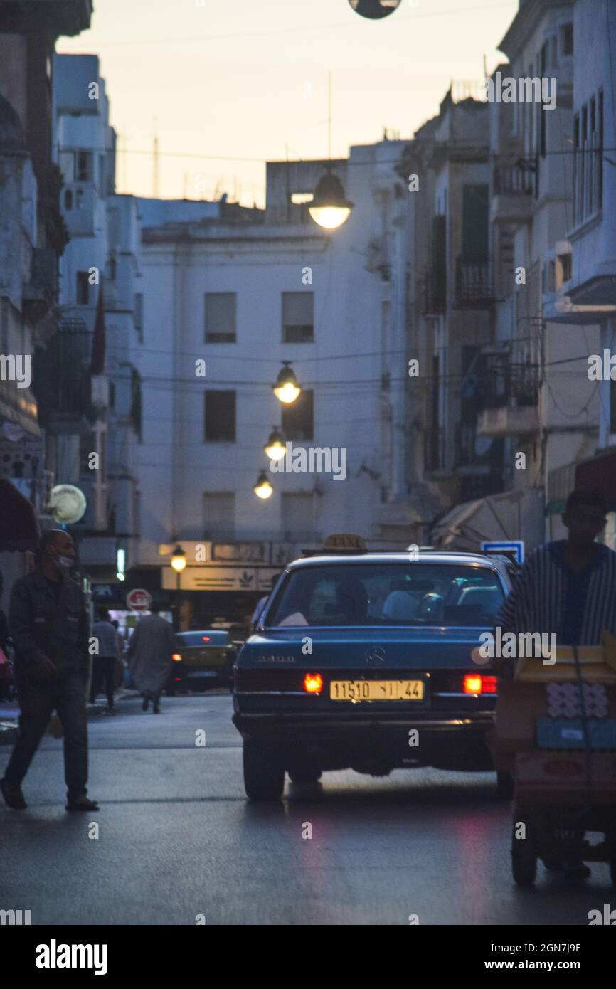 Straßenleben bei Sonnenuntergang in Tetouan Marokko Stockfoto