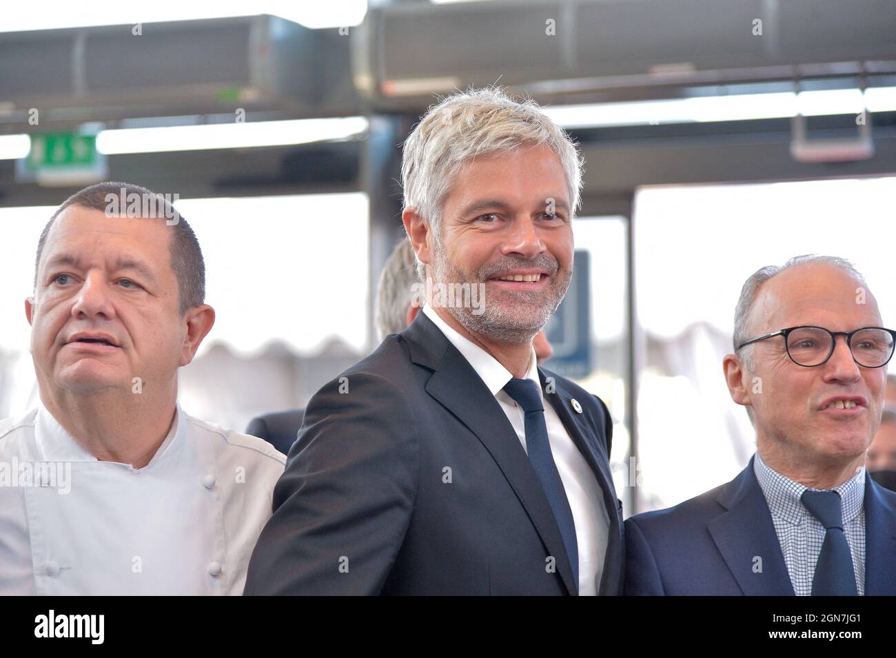 Christophe Marguin, Präsident der Region Auvergne Rhone Alpes Laurent Wauquiez, Präfekt von Rhone Pascal Mailhos, der an der Einweihung von Sirha 2021 am 23. September 2021 in Lyon, Frankreich, teilnahm. Foto von Julien Reynaud/APS-Medias/ABACAPRESS.COM Stockfoto