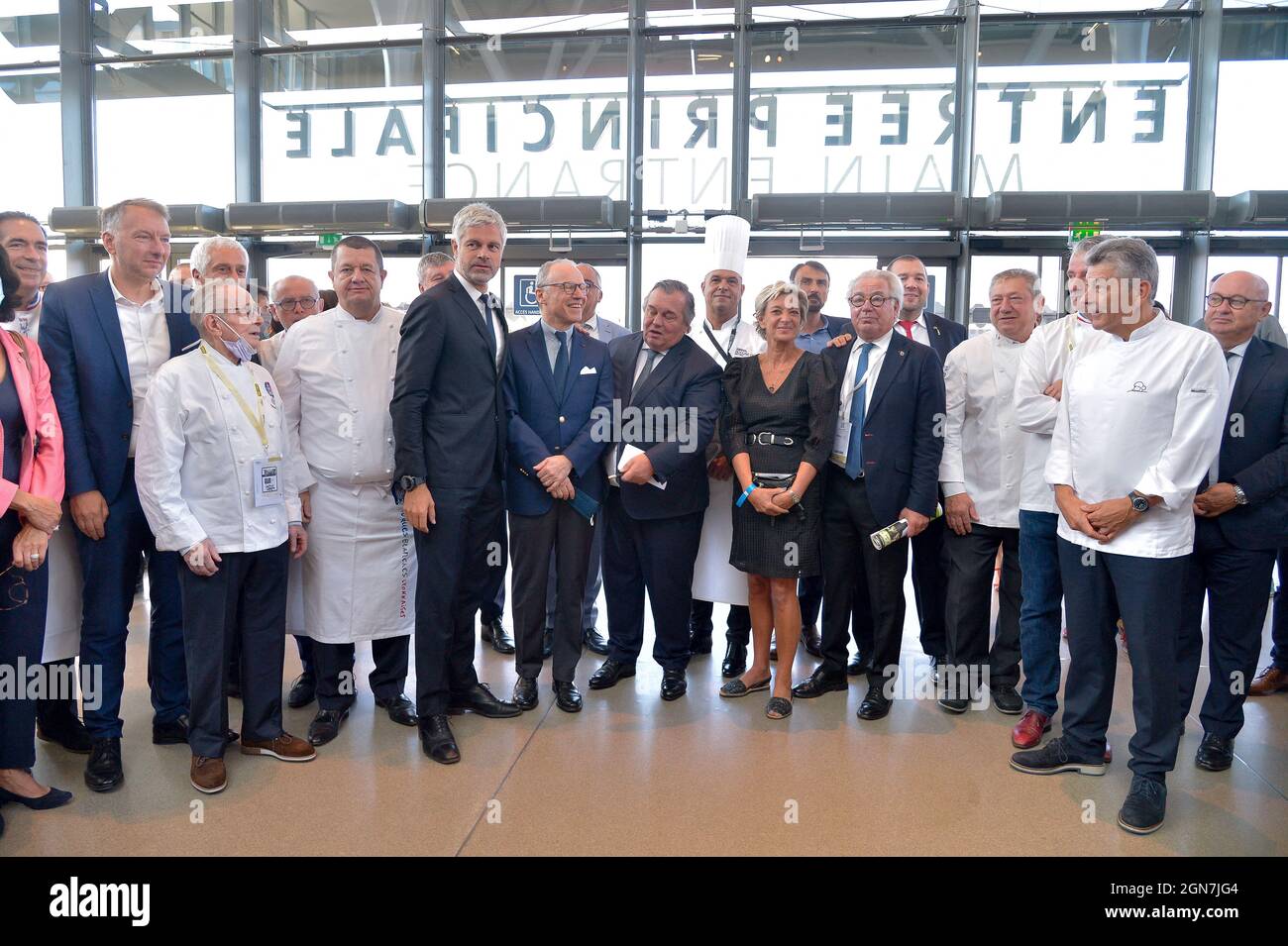 Präsident der Metropole Lyon Bruno Bernard, Christophe Marguin, Präsident des Rhone-Departements Christophe Guilloteau, Präsident der Region Auvergne Rhone Alpes Laurent Wauquiez, Präfekt von Rhone Pascal Mailhos, Präsident von GL Events Olivier Ginon, Jerome Bocuse, Marie Odile Fondeur, Bürgermeister von Lyon Gregory Doucet, Regis Marcon nimmt an der Einweihung von Sirha 2021 in Lyon, Frankreich, am 23. September 2021 Teil. Foto von Julien Reynaud/APS-Medias/ABACAPRESS.COM Stockfoto