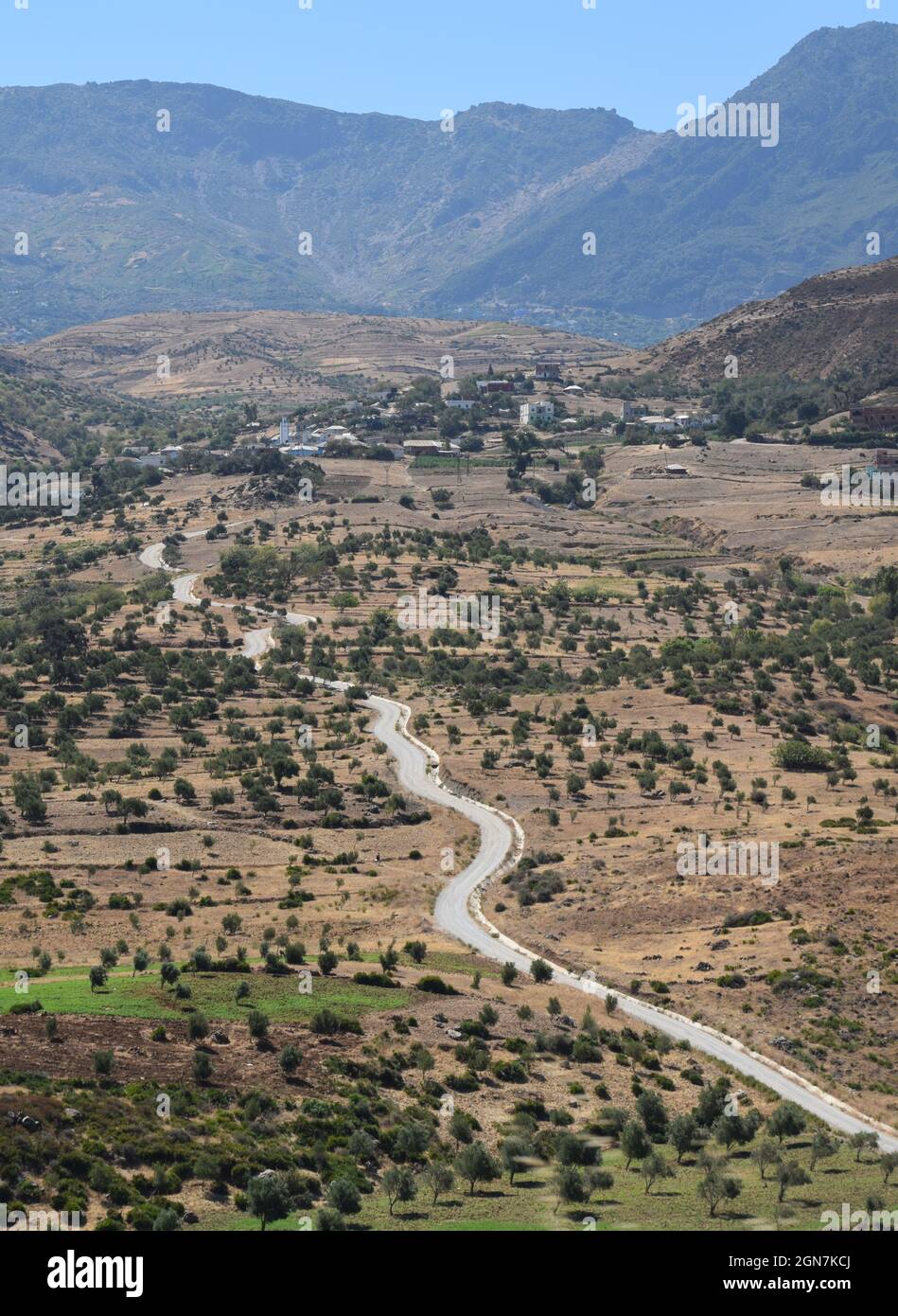 Dorf in einem trockenen Berggebiet des Rif, in der Nähe von Chefchaouen und Oued Laou Dam, Marokko Stockfoto