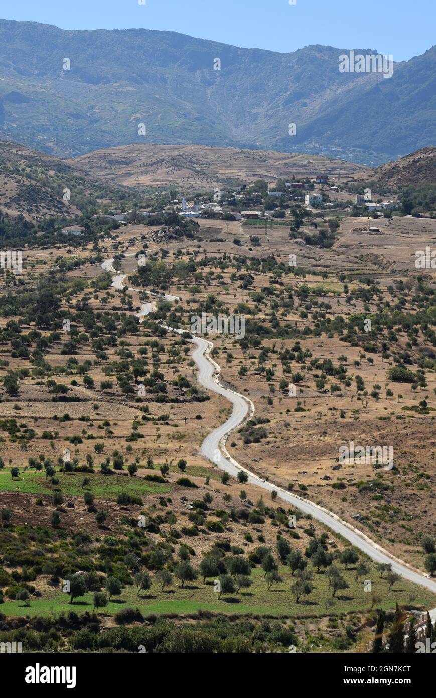 Dorf in einem trockenen Berggebiet des Rif, in der Nähe von Chefchaouen und Oued Laou Dam, Marokko Stockfoto