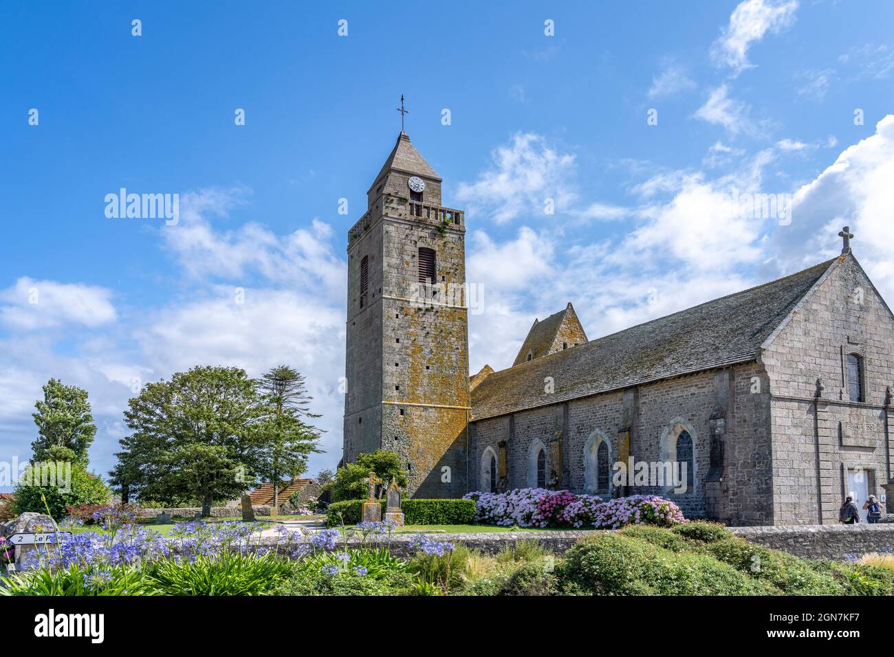 Die Kirche Saint-Pierre in Gatteville-le-Phare, Normandie, Frankreich | Saint-Pierre Kirche in Gatteville-le-Phare, Normandie, Frankreich Stockfoto