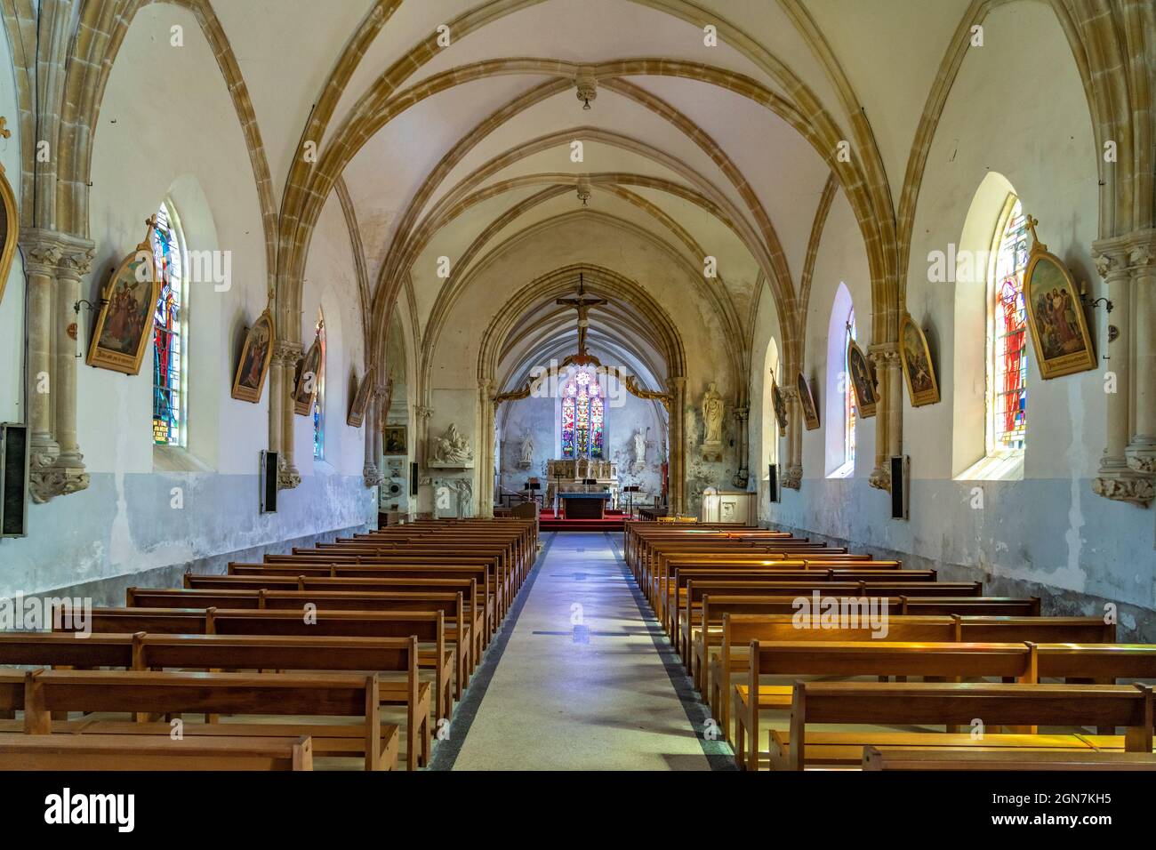 Innenraum der Kirche Saint-Pierre in Gatteville-le-Phare, Normandie, Frankreich | Saint-Pierre Kircheninterieur in Gatteville-le-Phare, Normandie, Fr. Stockfoto
