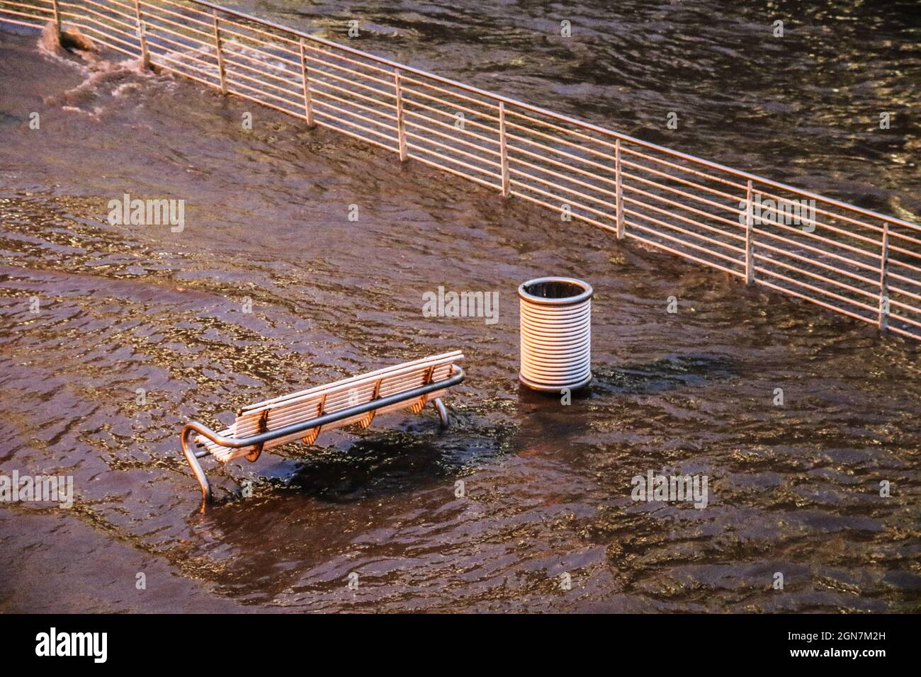 20. Januar 2021. Salford, Manchester, England. Der Fluss Irwell, wo er zwischen den Städten Salford und Manchester fließt, mündet nach dem Sturm Christoph in die Pflastersteinpflaster in der Nähe des Lowry Hotels.Bilder von Phil Stockfoto