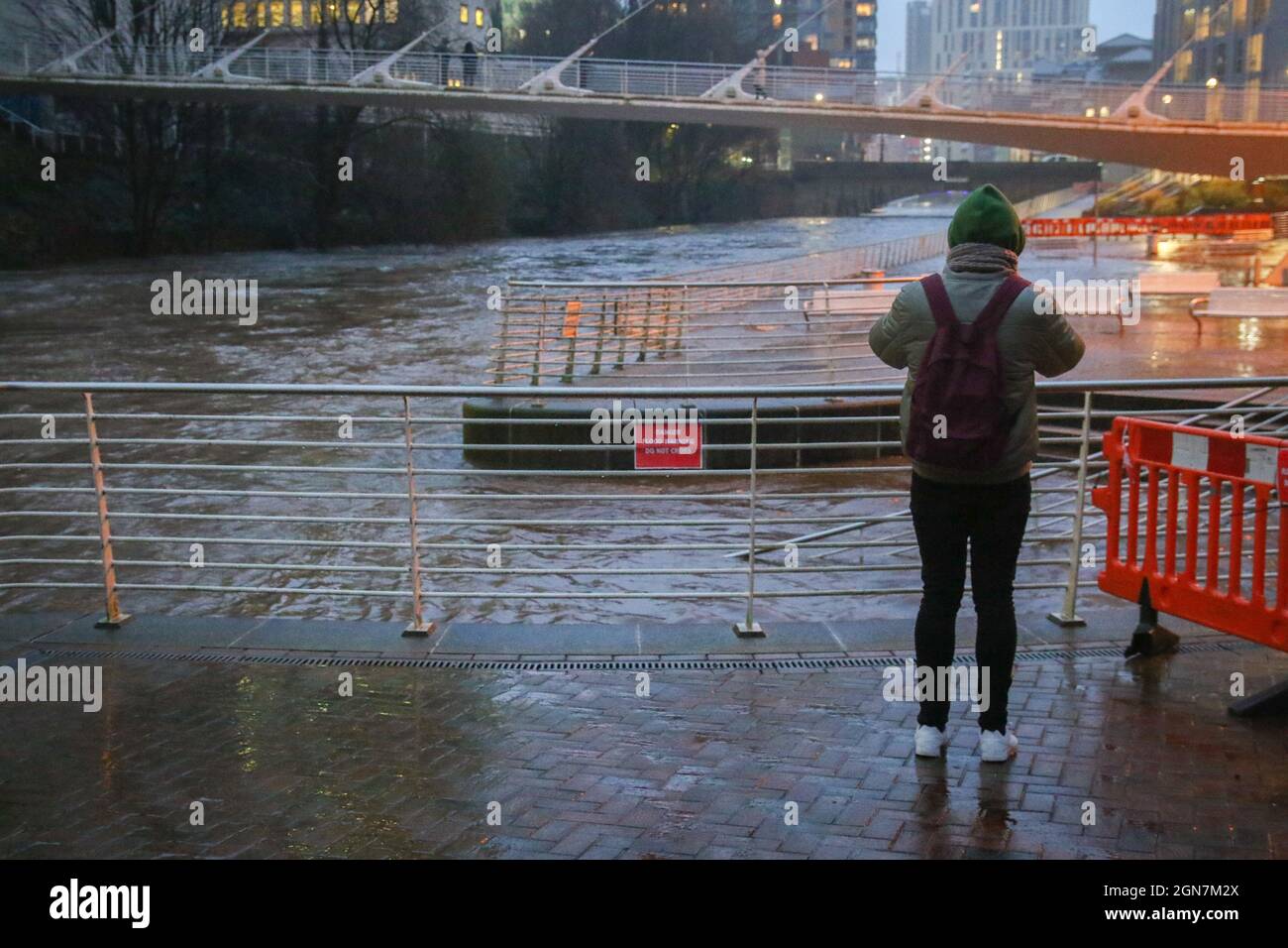 20. Januar 2021. Salford, Manchester, England. Der Fluss Irwell, wo er zwischen den Städten Salford und Manchester fließt, mündet nach dem Sturm Christoph in die Pflastersteinpflaster in der Nähe des Lowry Hotels.Bilder von Phil Taylor ARPS. Stockfoto