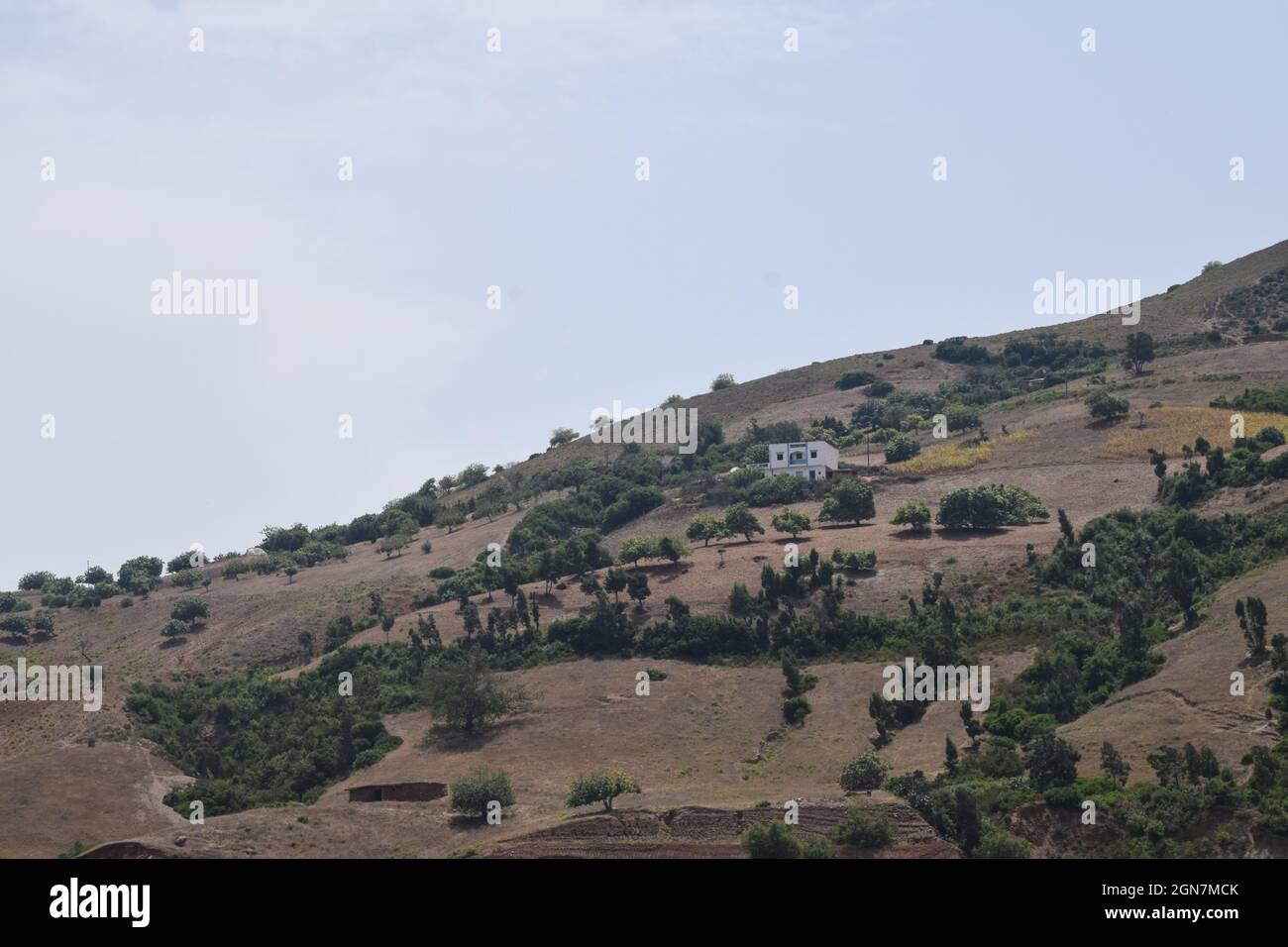 Marokkanisches Berghaus isoliert Stockfoto