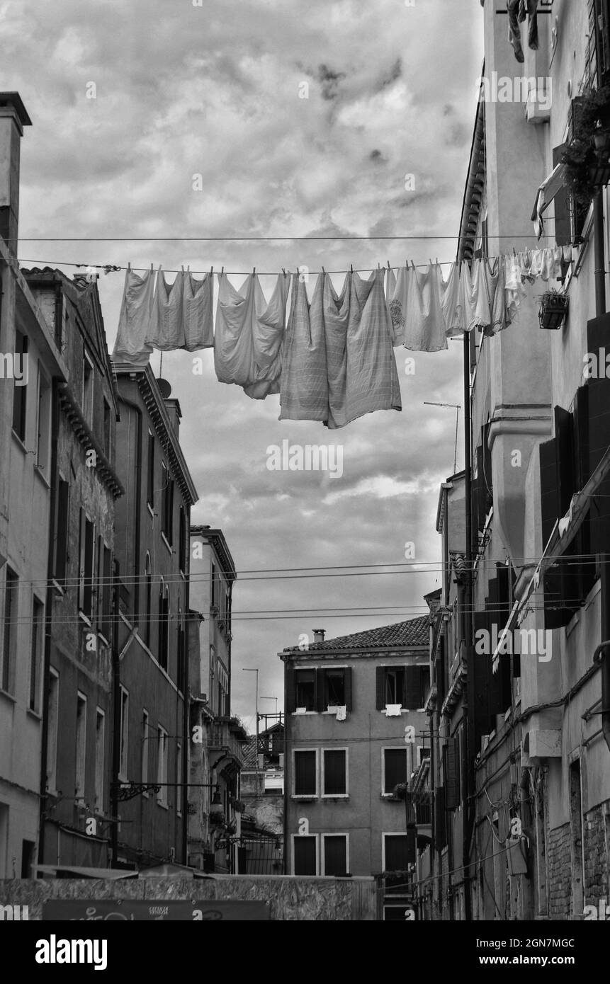 Schwarz-Weiß-Bild einer Straße in Venedig Stockfoto