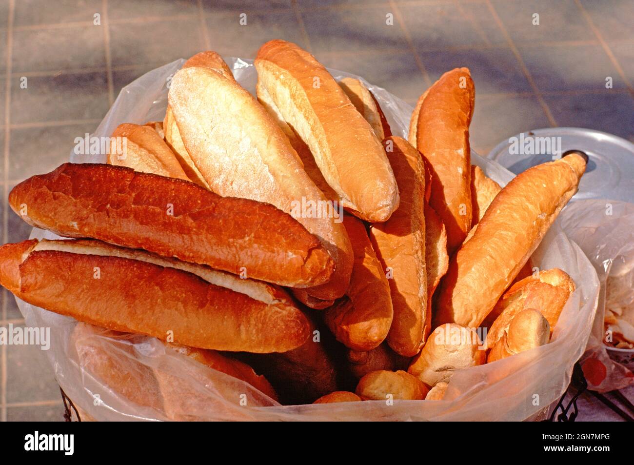 Vietnam. Hanoi. Französische Brotscheibe mit kurzen Baguettes. Stockfoto
