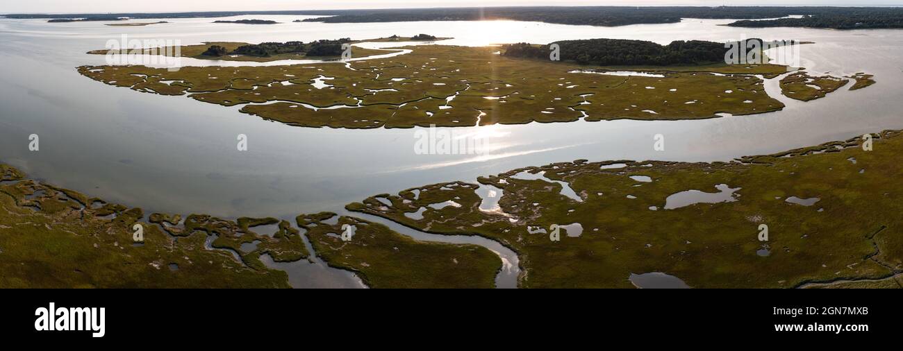 Kanäle schlängeln sich durch ein Salzgesumpf in Pleasant Bay, Cape Cod, Massachusetts. Diese Art von Feuchtgebiet Lebensraum ist lebenswichtige Futterplätze für Wildtiere. Stockfoto