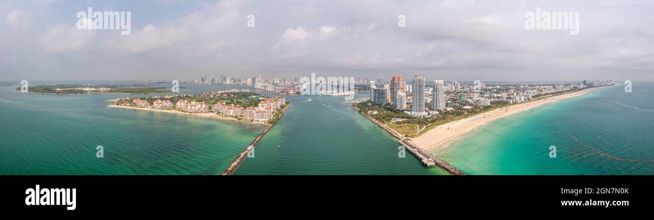 Schönes Luftpanorama über den Government Cut Schifffahrtskanal mit Blick auf Miami mit Fisher Island und Miami Beach und kilometerlangen Sandstränden Stockfoto