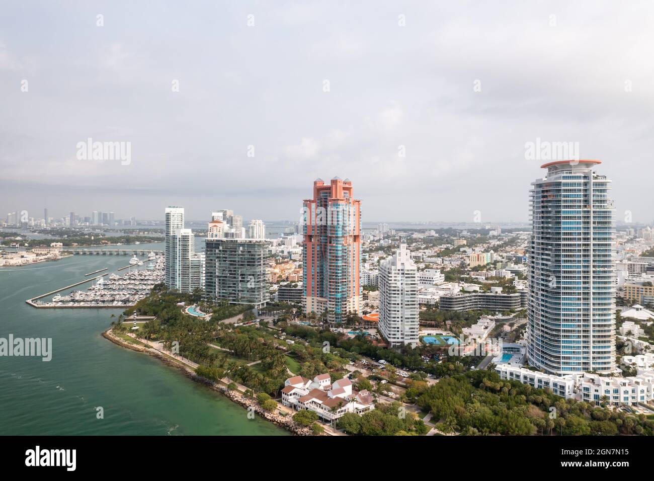 Wunderschöne Luftaufnahme mit Blick auf den South Pointe Park und Hochhauswohnungen am Miami Beach mit Government Cut und Meloy Channel Marina unten. Stockfoto