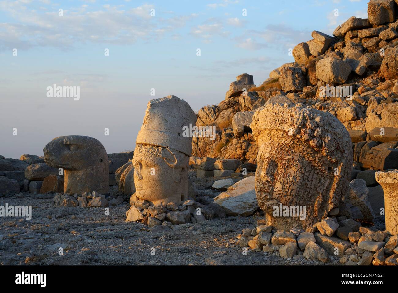 Türkei, Südostanatolien, Götterköpfe auf der östlichen Terrasse des Mount Nemrut bei Sonnenaufgang Stockfoto