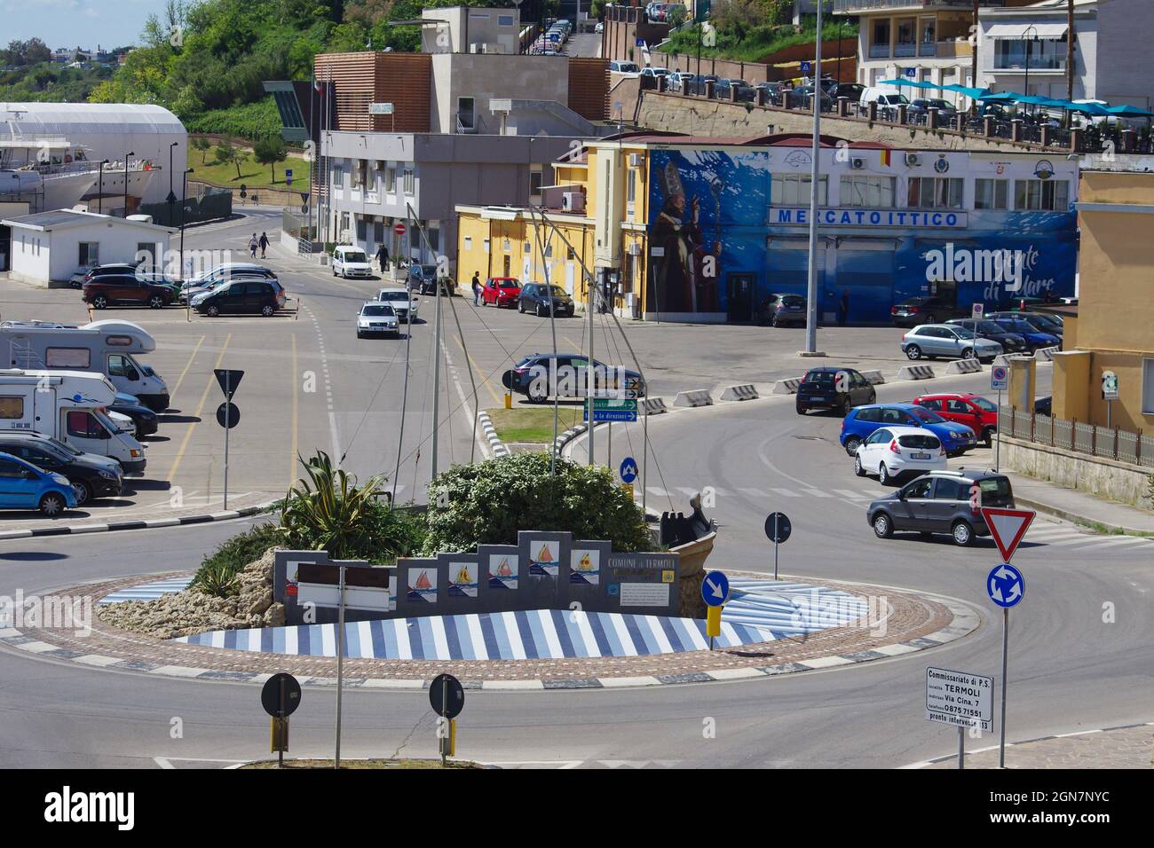 Termoli - Molise - 14. Mai 2021 - der Kreisverkehr vor dem Hafen und der Fischmarkt im Hintergrund Stockfoto