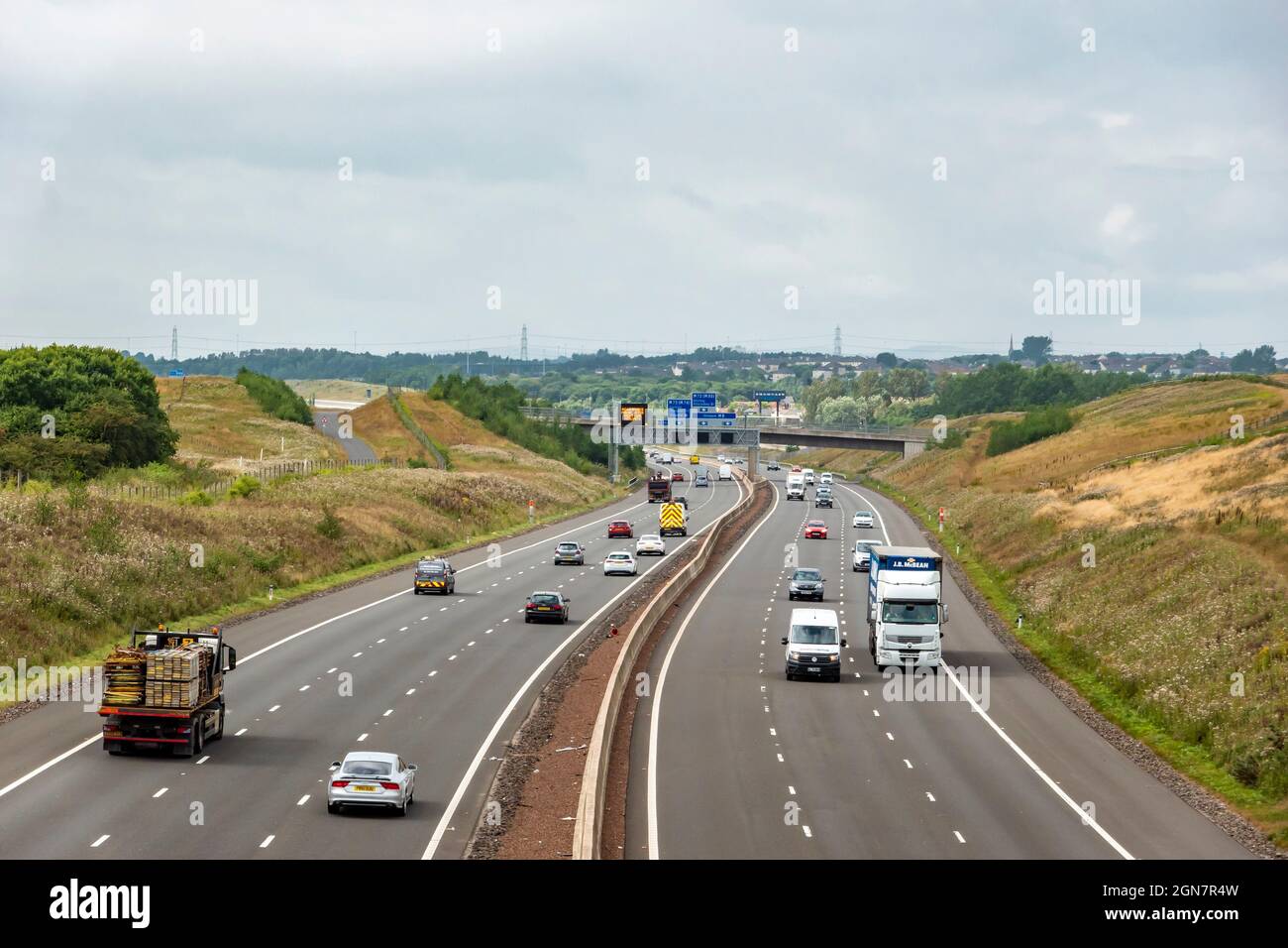 Blick auf die Autobahn M8 in Richtung Glasgow bei der Überbrücke südlich von Coatbridge in North Lanarkshire, Schottland, Großbritannien Stockfoto