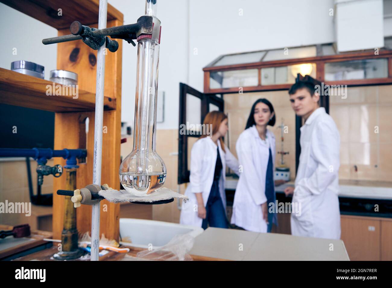Lviv, Ukraine - 26. August 2020:Junge Wissenschaftsstudenten Machen Ein Experiment. Chemikalien und Laborutensilien. Schwerpunkt der Laborglasflaschen Stockfoto
