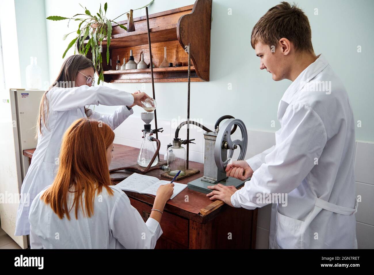 Lviv, Ukraine - 26. August 2020: Junge Wissenschaftsstudenten Machen Ein Experiment. Chemikalien und Laborutensilien. Stockfoto