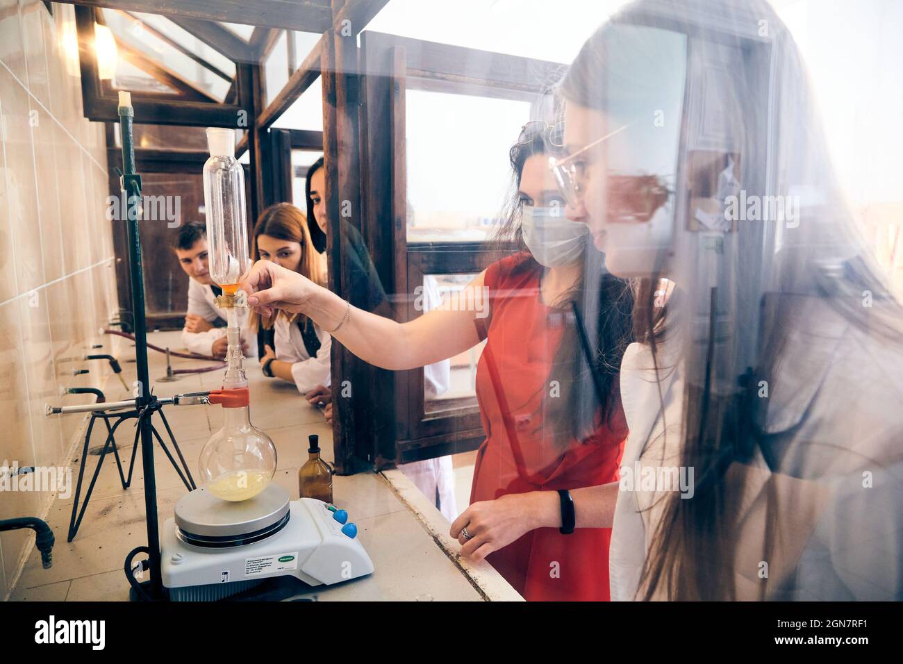Lviv, Ukraine - 26. August 2020:Junge Wissenschaftsstudenten Machen Ein Experiment. Chemikalien und Laborutensilien. Stockfoto