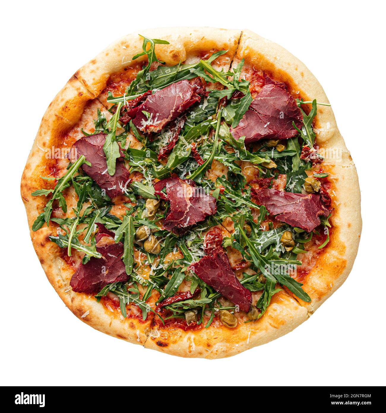 Isolierte Pizza mit geräuchertem Rindfleisch und Rucola-Kräutern Stockfoto