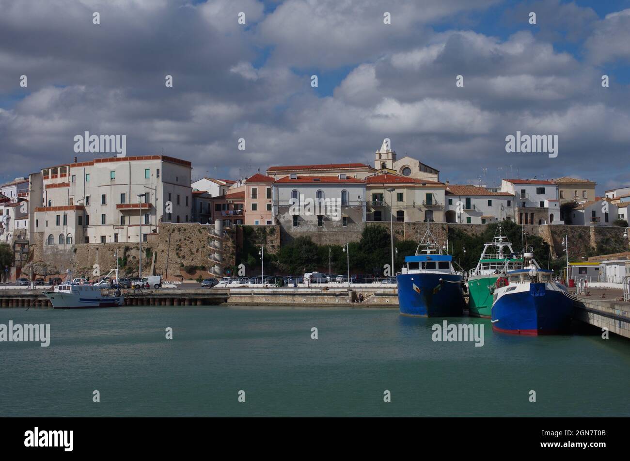 Termoli, die Häuser des alten Dorfes, die den Hafen mit dem Andocken von Fischerbooten überblicken. Molise, Italien Stockfoto