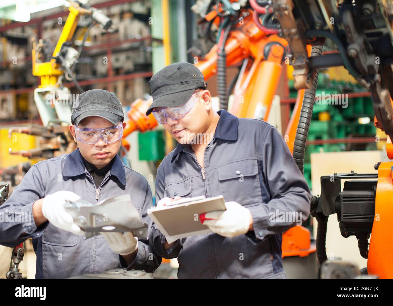 Technische Diskussion über die Arbeit in der Fabrik Stockfoto