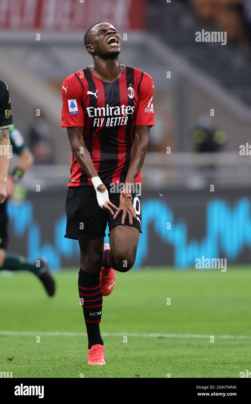 Mailand, Italien. September 2021. Pierre Kalulu vom AC Mailand reagiert während des Fußballspiels der Serie A 2021/22 zwischen dem AC Mailand und dem FC Venezia im Giuseppe-Meazza-Stadion, Mailand, Italien am 22. September 2021 Quelle: Independent Photo Agency/Alamy Live News Stockfoto