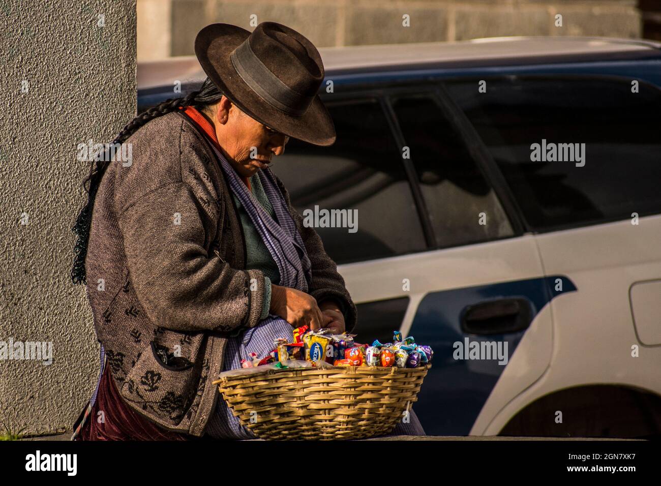 Typische Ureinwohnerin aus dem Souht American Pana mit typischem Kostüm. Im Süden Boliviens Stockfoto