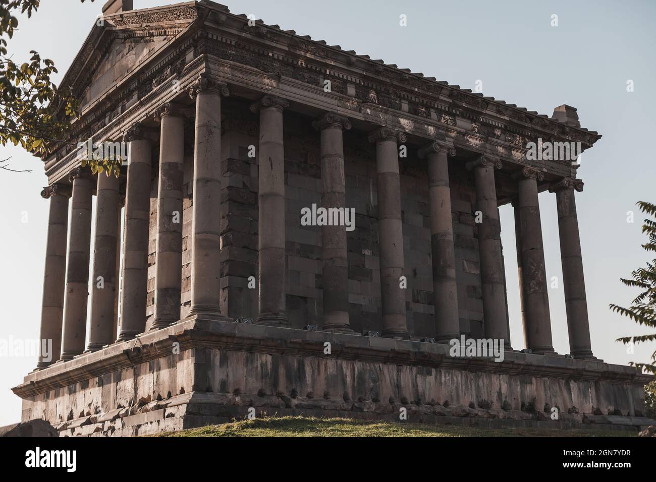 Altes Steingebäude mit Säulen in Armenien. Historisches Erbe Armeniens. Alte Architektur. Sehenswürdigkeiten von Europa. Stockfoto