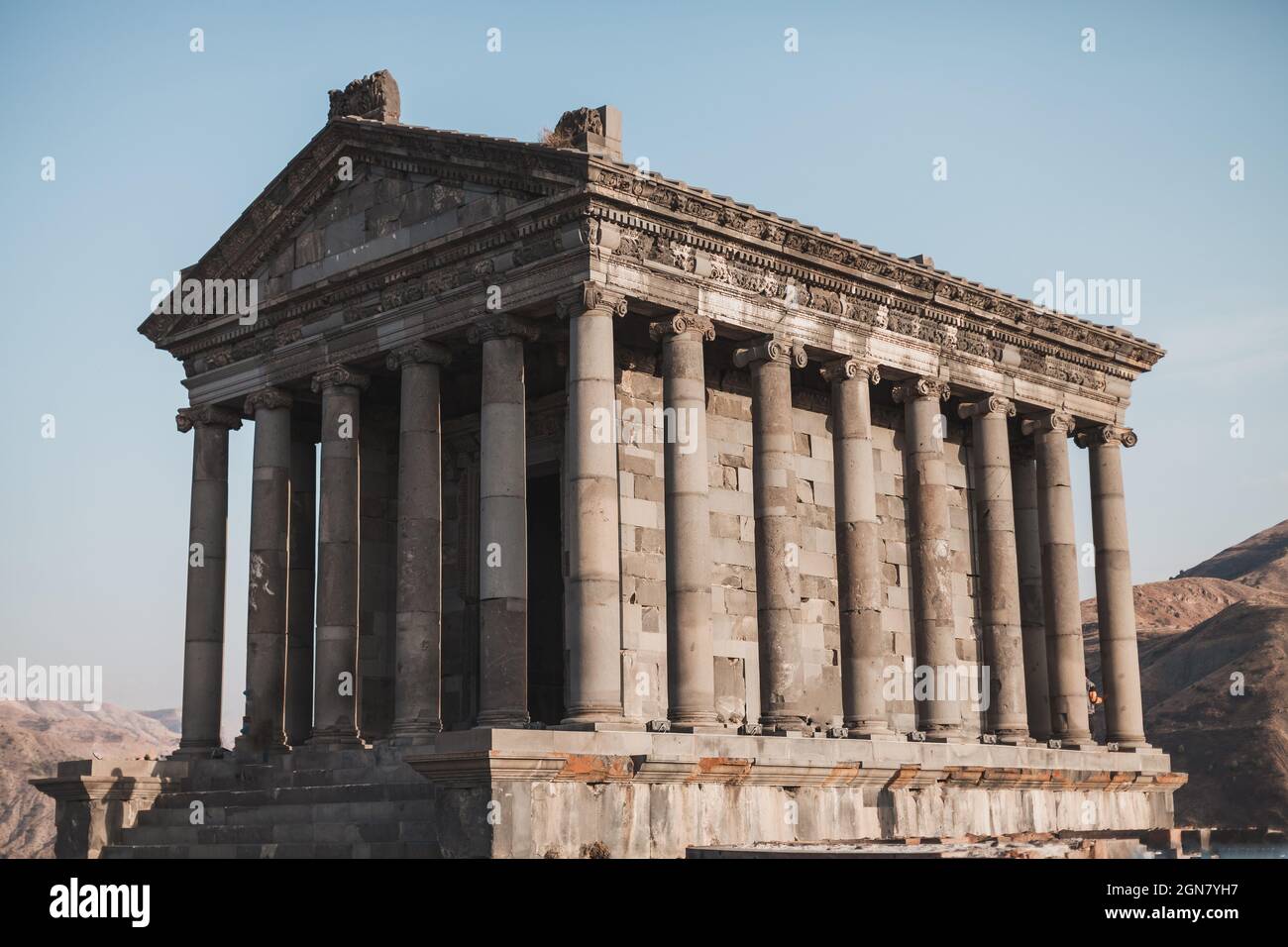 Altes Steingebäude mit Säulen in Armenien. Historisches Erbe Armeniens. Alte Architektur. Sehenswürdigkeiten von Europa. Stockfoto