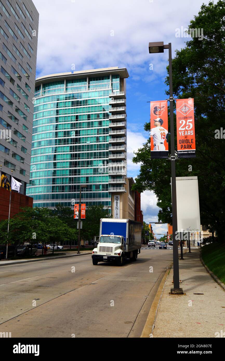 LKW, der das Zenith Wohngebäude passiert und ein Banner zur Feier des 25-jährigen Bestehens des Baltimore Orioles Baseballteams im Oriole Park, Baltimore, Maryland Stockfoto