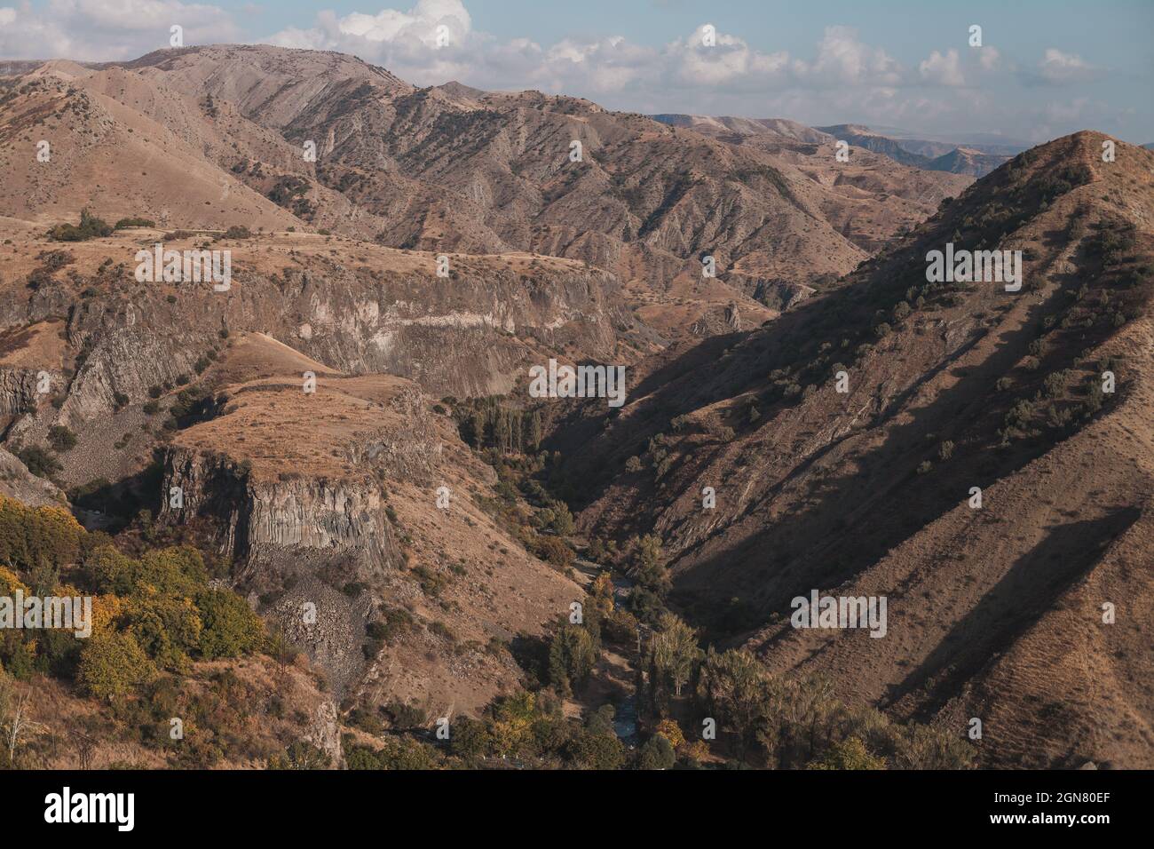 Malerischer Blick auf die Berge in der Stadt in Armenien. Landschaftlich schöner Blick auf die Berge beim Sonnenaufgang im Kaukasus. Tourismus in Armenien. Hochwertige Fotos Stockfoto