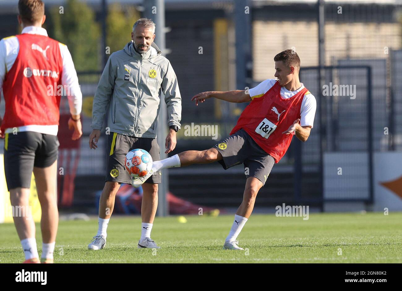 firo: 22.09.2021 Fuvuball: Fußball: 1. Bundesliga, Saison 2021/2022 BVB, Borussia Dortmund Training Marco Rose mit Thorgan Hazard Stockfoto