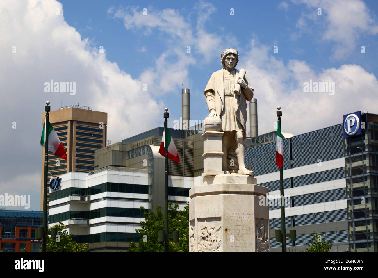 Statue von Christopher Columbus im Columbus Park, World Trade Center Gebäude im linken Hintergrund, Inner Harbour, Baltimore, Maryland, USA Stockfoto