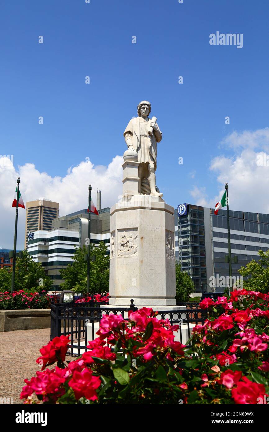 Statue von Christopher Columbus im Columbus Park, World Trade Center Gebäude im linken Hintergrund, Inner Harbour, Baltimore, Maryland, USA Stockfoto