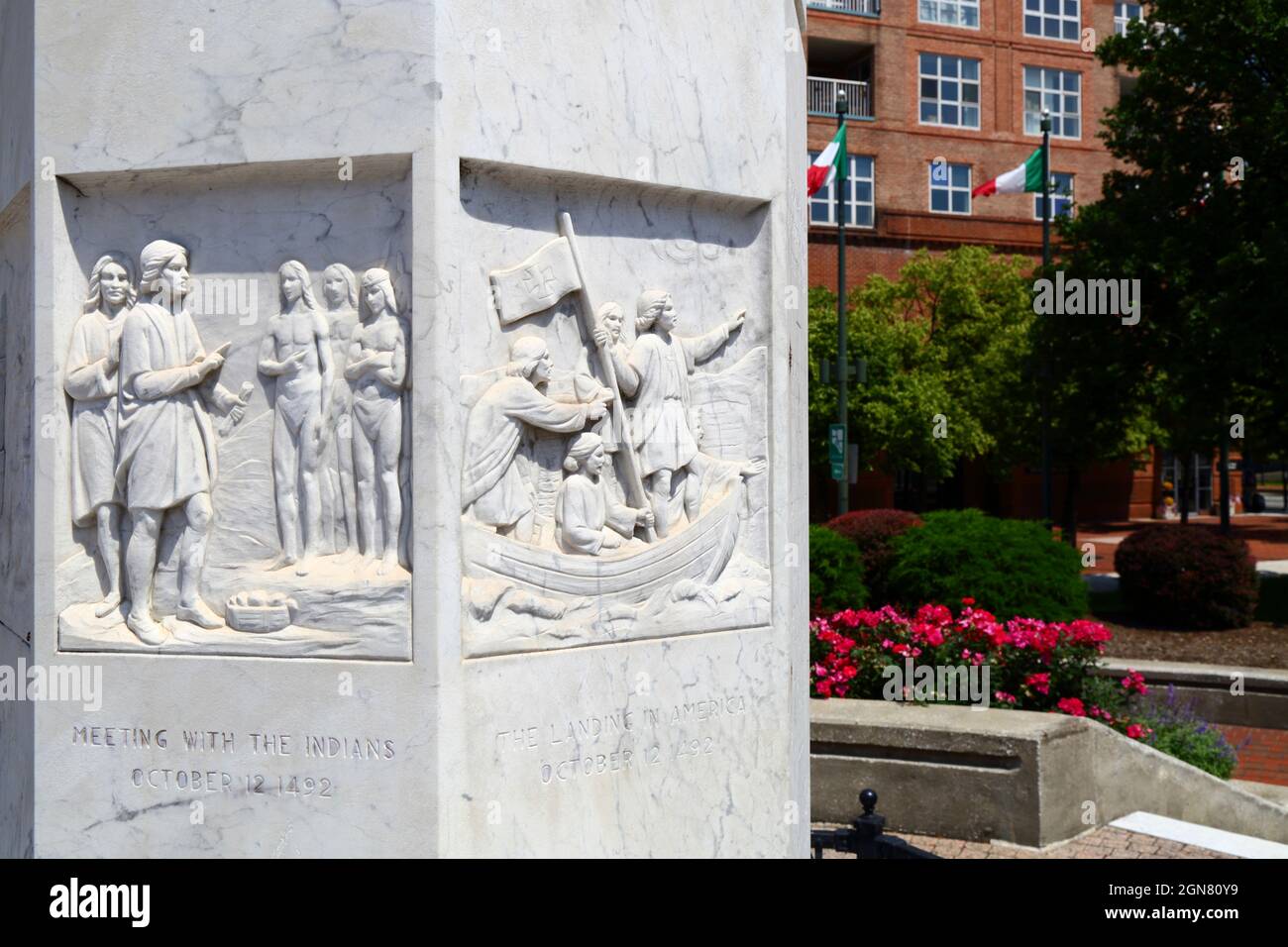 Detail der Steinschnitzereien auf dem Sockel der Statue von Christopher Columbus im Columbus Park, Inner Harbour, Baltimore, Maryland, USA Stockfoto