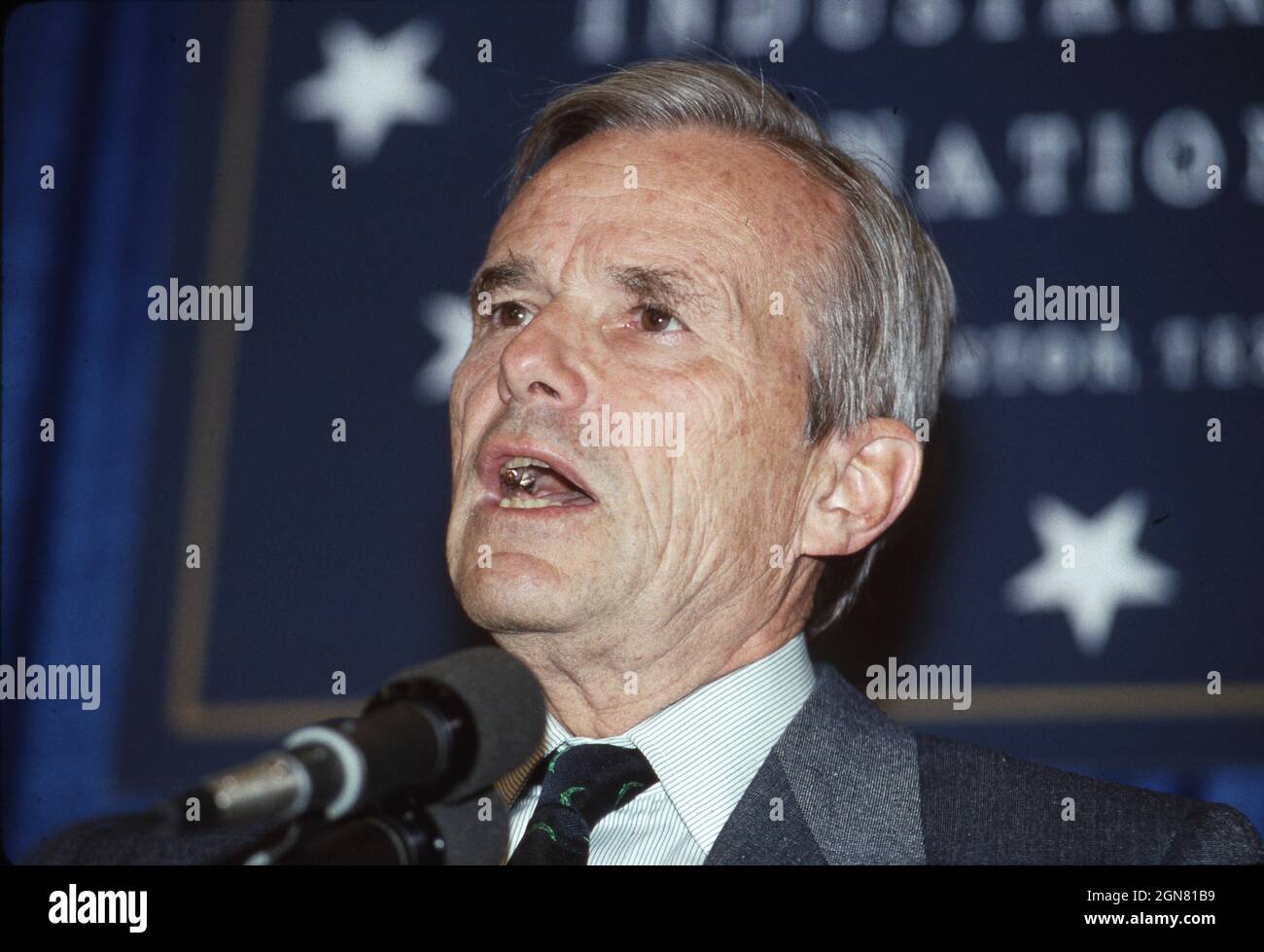 Houston, Texas, USA, Juli 1990: NICHOLENS BRADY, Finanzminister der Vereinigten Staaten, spricht auf dem Wirtschaftsgipfel der Industrienationen. ©Bob Daemmrich Stockfoto