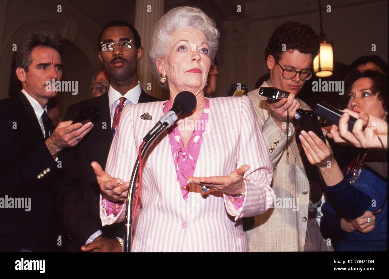 Austin Texas USA, 1993: Die Gouverneurin von Texas, ANN RICHARDS, spricht vor dem Texas Capitol mit der Presse. ©Bob Daemmrich Stockfoto