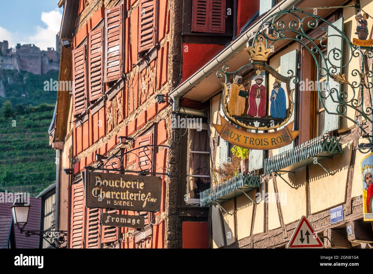 Altes Fachwerkhaus, Aux Trois Rois Schild, im HG Château de Saint-Ulrich, Ribeauville, Elsass, Frankreich, Stockfoto