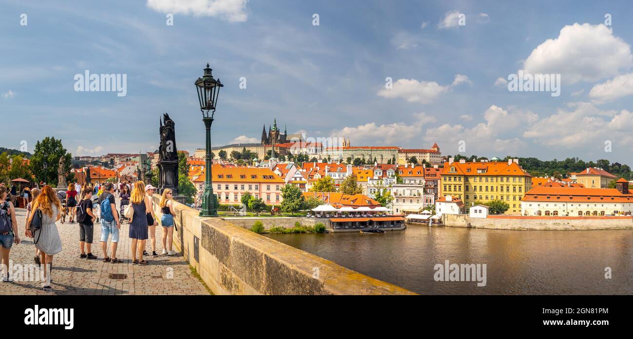 Hradcany, Blick auf die Moldau und die Prager Burg von der Karlsbrücke, Prag, Tschechische republik Stockfoto