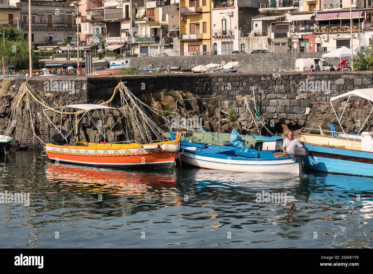 Fischerboote im bunten Hafen von Aci Trezza (Acitrezza), Catania, Sizilien, Italien Stockfoto