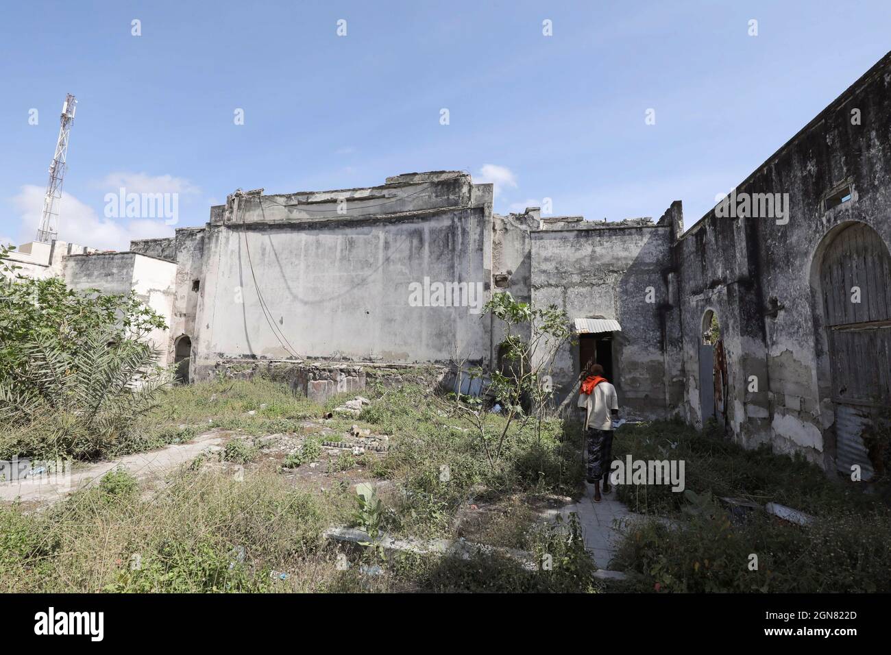 Ein Mann geht in ein baufällig geworfenes Banadir-Kino, wo er Anfang 1966 bis 1990 im Stadtteil Hamar Weyne in der südöstlichen Region Banaadir in Somalia, am 22. September 2021, Filme sah. Bild aufgenommen am 22. September 2021. REUTERS/Feisal Omar Stockfoto