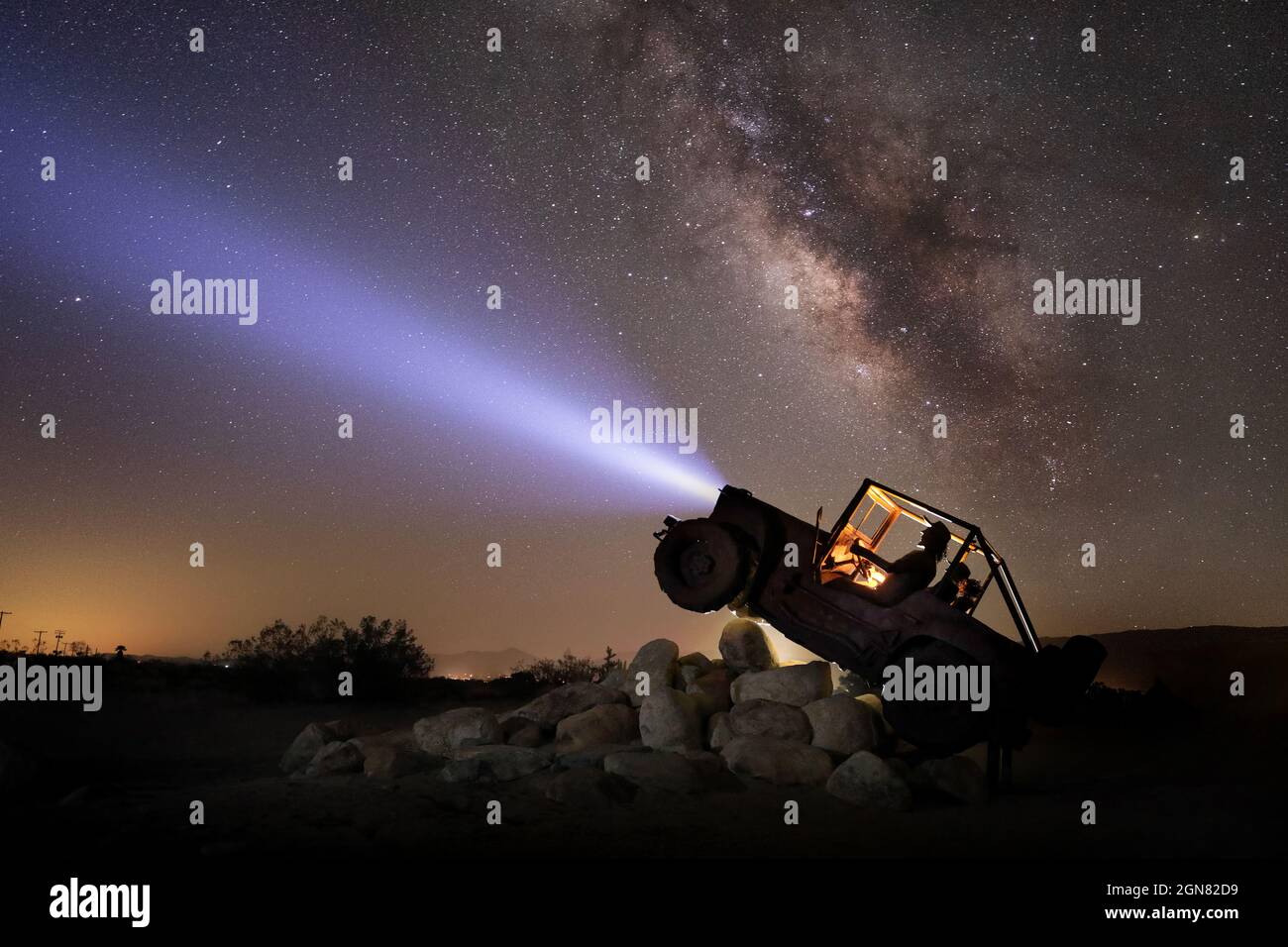Milchstraße Nachthimmel mit Metallskulpturen in Anza Borrego California Stockfoto
