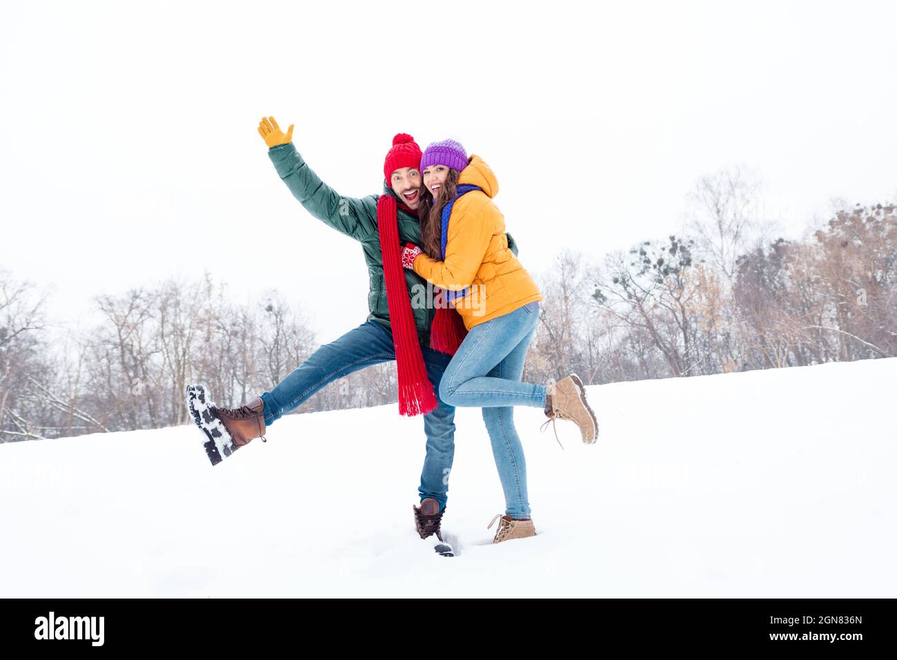 In voller Länge Foto von jungen schönen Paar glücklich positive Lächeln Umarmung Winterfrost Wetter Schnee draußen kuscheln Stockfoto