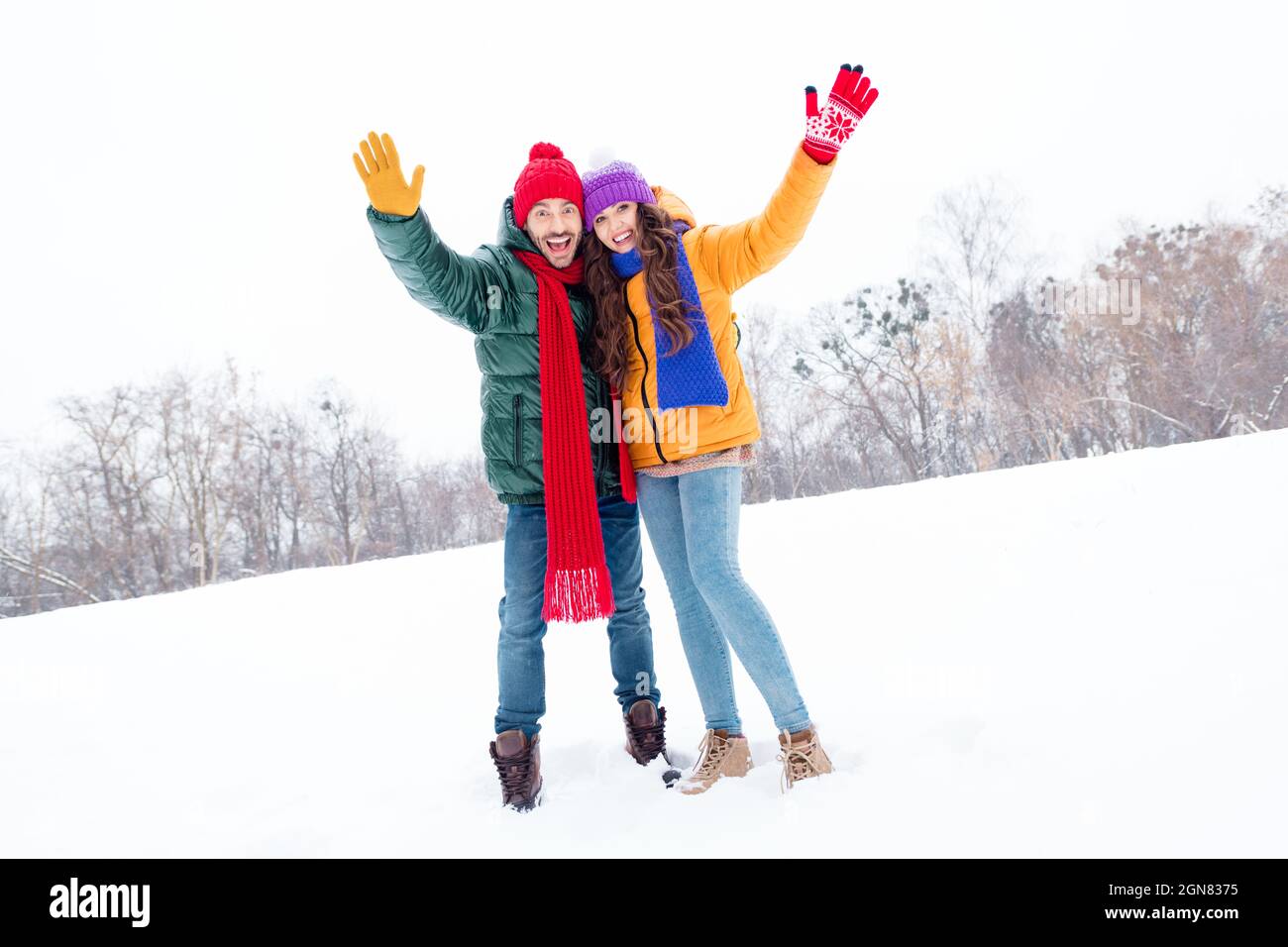Ganzkörper-Foto von jungen Paar glücklich positive Lächeln Umarmung Kuscheln Welle Hand hallo hallo hallo Reisen schneebedeckten Wetter im Freien Stockfoto