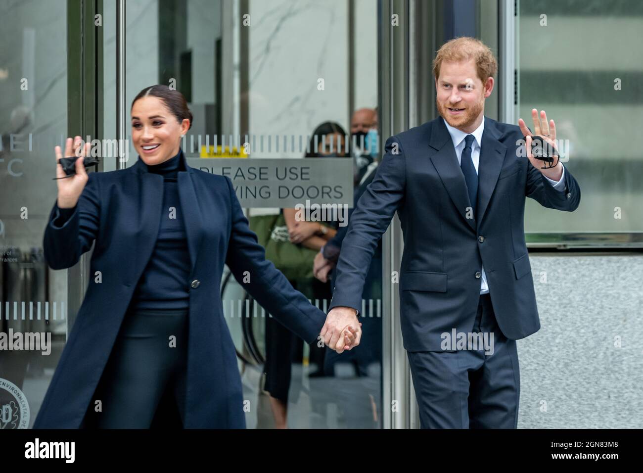 New York, USA. September 2021. Meghan, die Herzogin von Sussex und ihr Mann Prinz Harry verlassen das One World Observatory im New Yorker World Trade Center. Kredit: Enrique Shore/Alamy Live Nachrichten Stockfoto