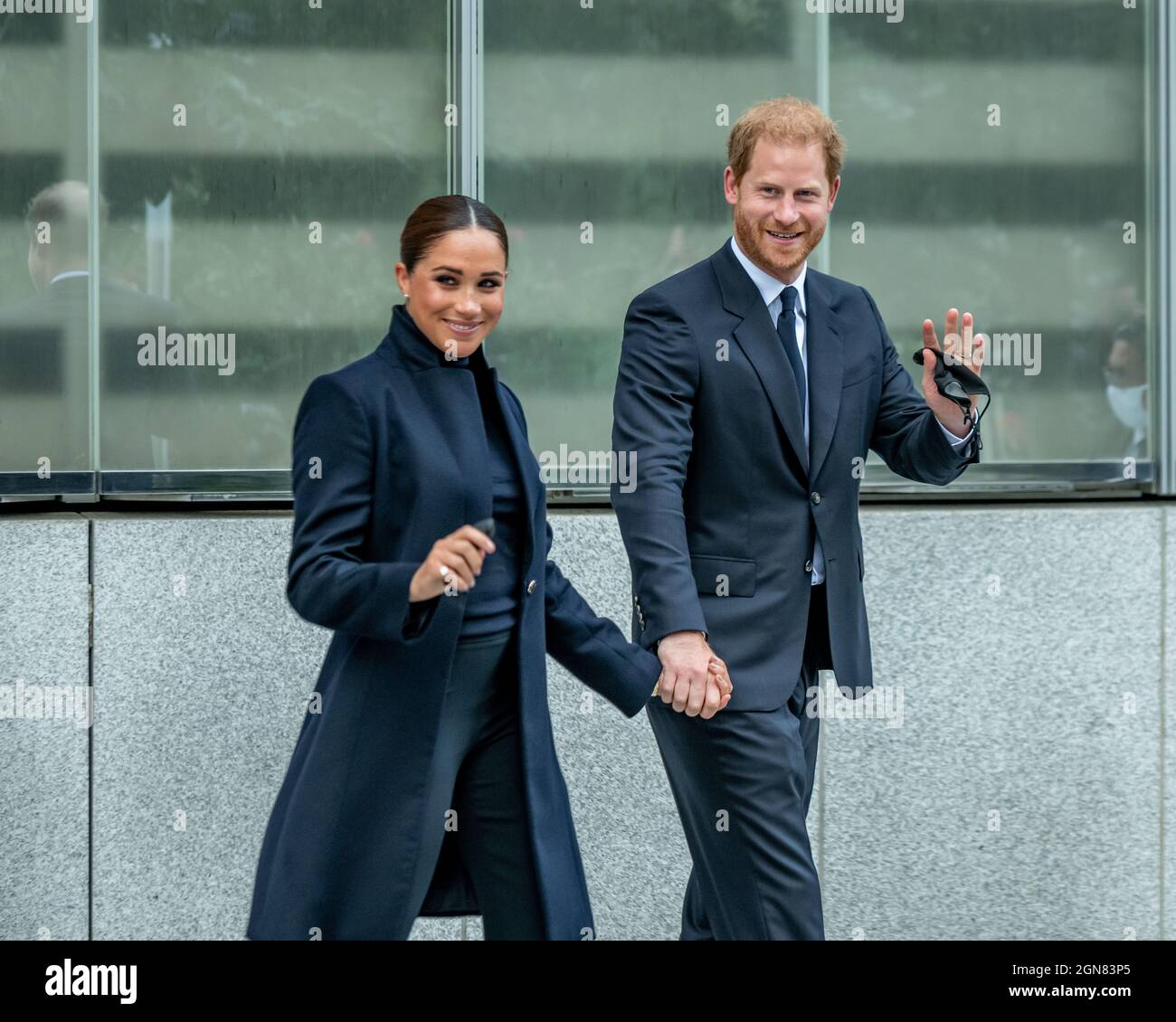 New York, USA. September 2021. Meghan, die Herzogin von Sussex und ihr Mann Prinz Harry verlassen das One World Observatory im New Yorker World Trade Center. Kredit: Enrique Shore/Alamy Live Nachrichten Stockfoto