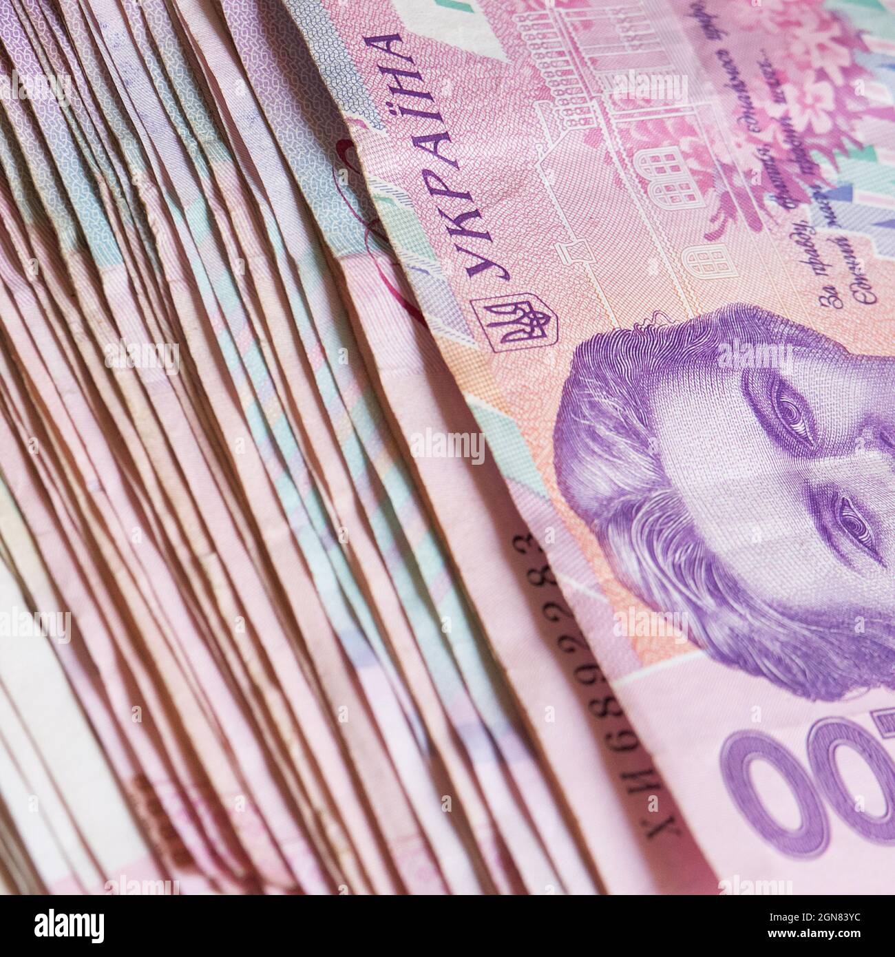 Ein Haufen Banknoten mit einem Nennwert von zweihundert Griwna. Ukrainisches Geld. Stockfoto